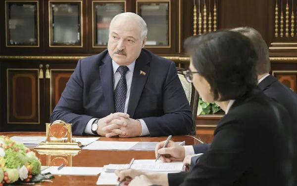 Президент Беларуси Александр Лукашенко принял с докладом министра  здравоохранения Дмитрия Пиневича			     
        Президент Беларуси Александр Лукашенко принял с докладом министра  здравоохранения Дмитрия Пиневича