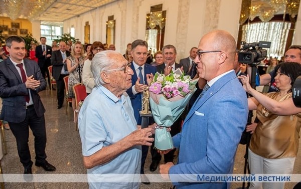 
        На них равняются пришедшие в профессию или выбирающие эту стезю			    