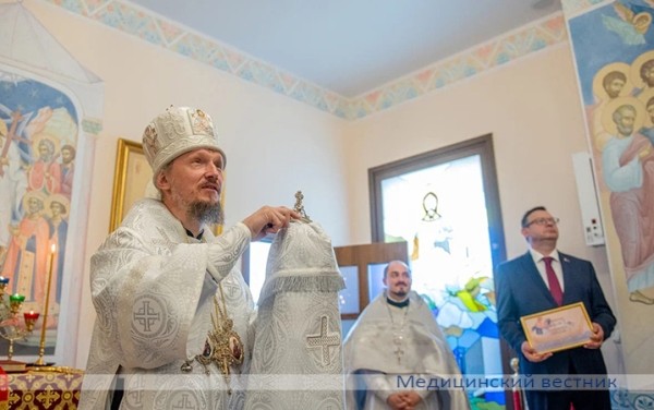 В РНПЦ ДОГИ в открытой после ремонта часовне провели освящение фресок и Божественную литургию			     
        В РНПЦ ДОГИ в открытой после ремонта часовне провели освящение фресок и Божественную литургию