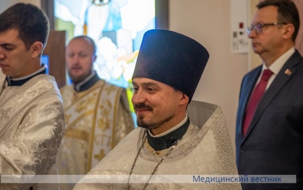 В РНПЦ ДОГИ в открытой после ремонта часовне провели освящение фресок и Божественную литургию			     
        В РНПЦ ДОГИ в открытой после ремонта часовне провели освящение фресок и Божественную литургию
