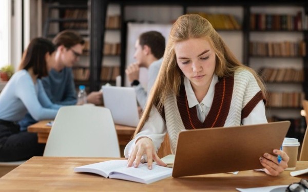 
												«В Беларуси нет платного образования». Власти опять подняли стоимость «бесплатного» образования
											