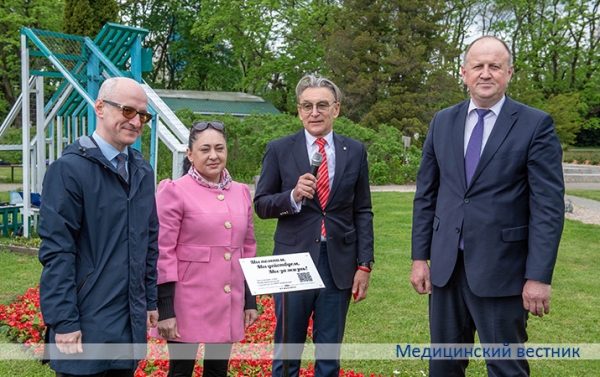 В Ботаническом саду высадили клумбу в память об умерших от СПИДа
В Ботаническом саду высадили клумбу в память об умерших от СПИДа